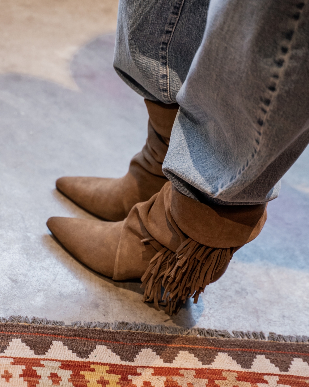 KORTE SUEDE LAARZEN MET FRANJES TAUPE 