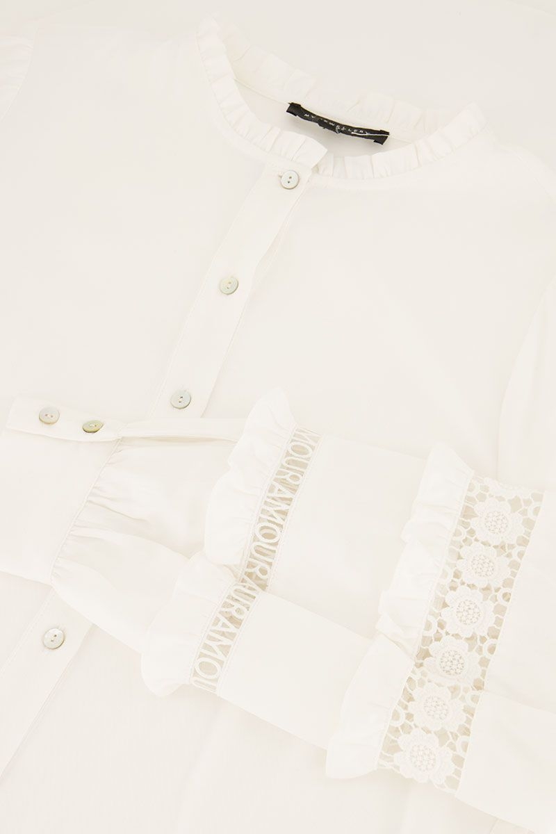 Witte blouse met kanten details