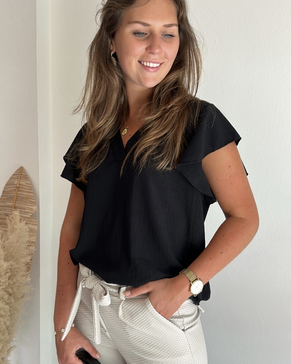 TOP MET RUFFLE ZWART