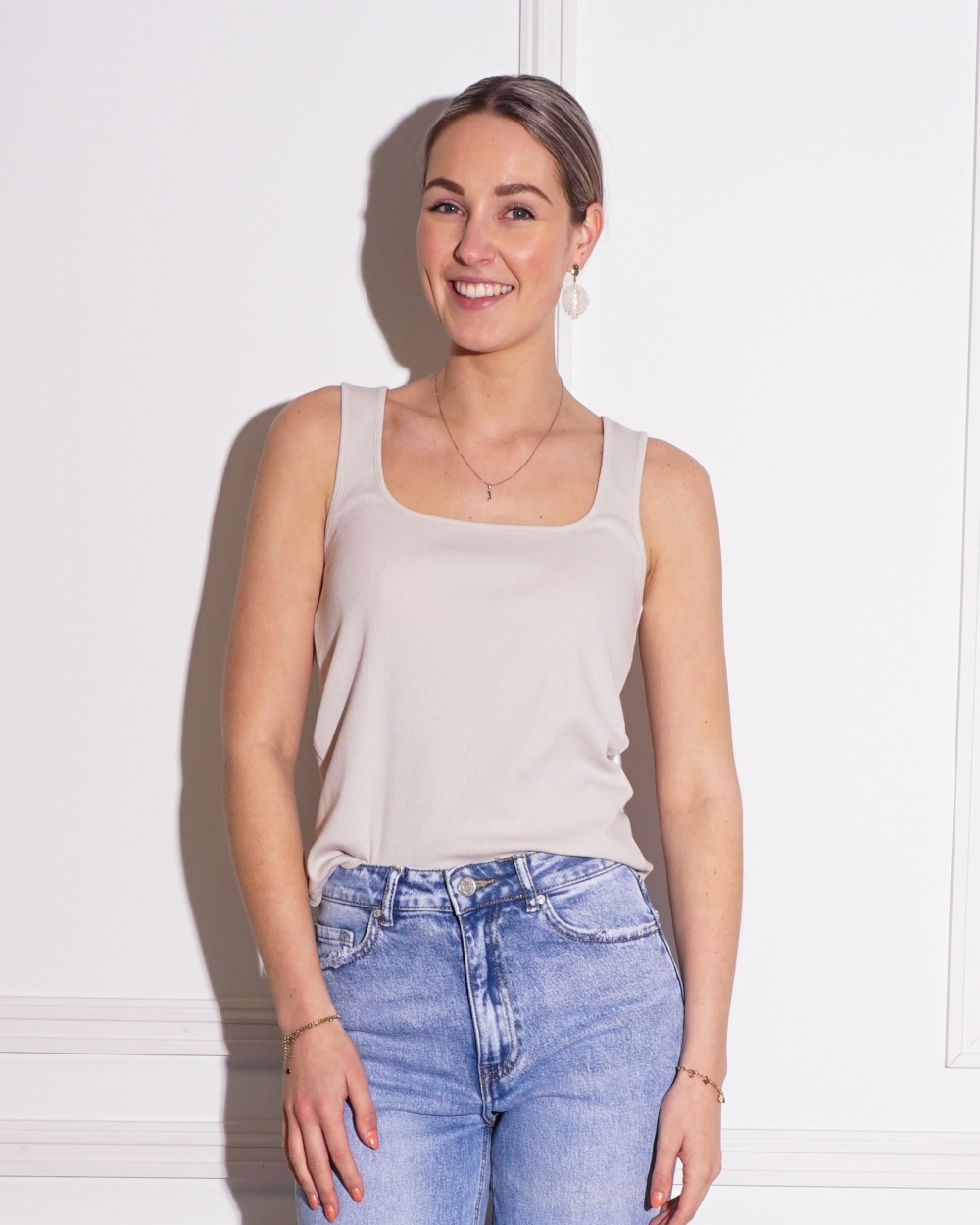 SINGLET TOP MET VIERKANTE HALS BEIGE