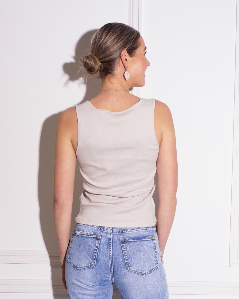 SINGLET TOP MET VIERKANTE HALS BEIGE