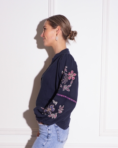 BLOUSE MOUSSELINE MET EMBROIDERY DONKERBLAUW