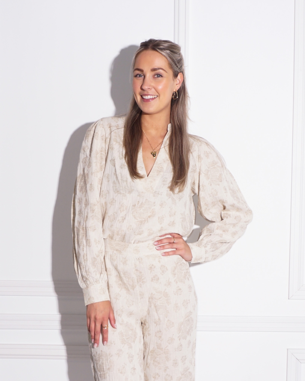BEIGE BLOUSE MET BLOEMENPRINT