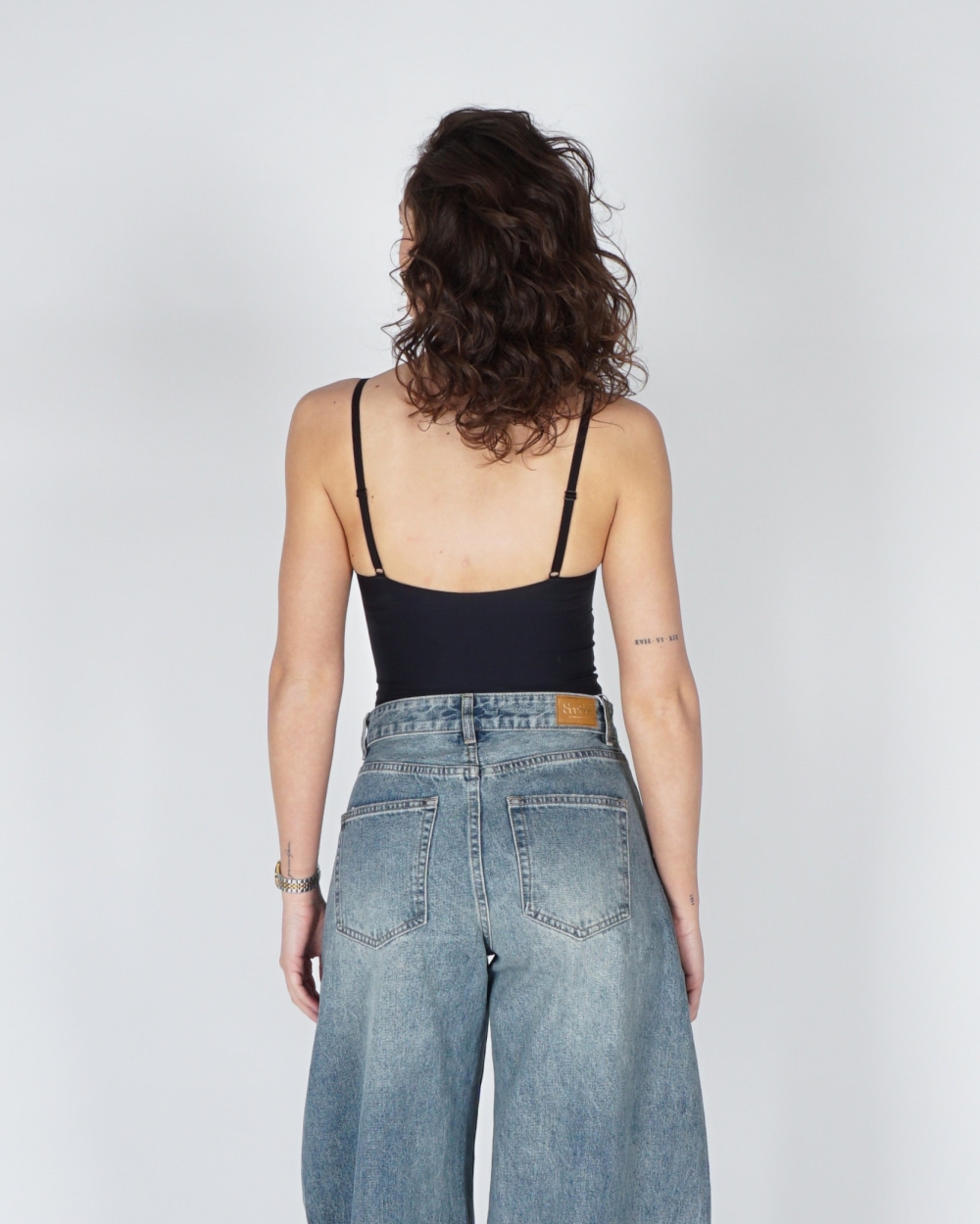 INVISIBLE BODY ZWART