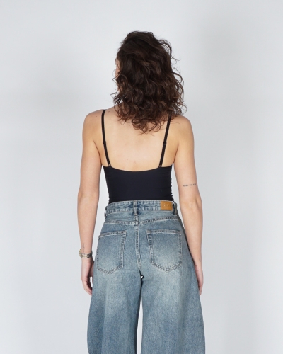 INVISIBLE BODY ZWART