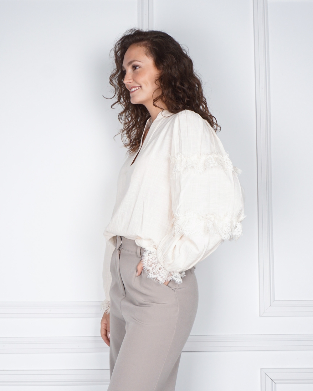 BLOUSE MET KANT DETAILS BEIGE 