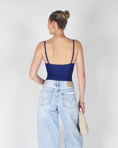 INVISIBLE BODY DONKERBLAUW