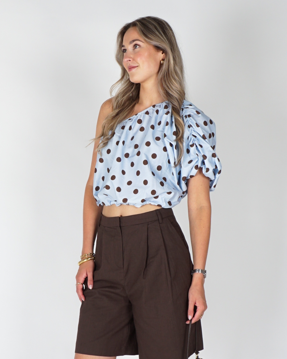ONE SHOULDER POLKA DOT TOP LICHTBLAUW