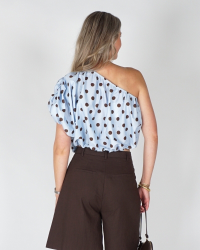 ONE SHOULDER POLKA DOT TOP LICHTBLAUW