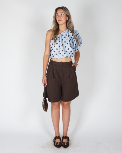 ONE SHOULDER POLKA DOT TOP LICHTBLAUW