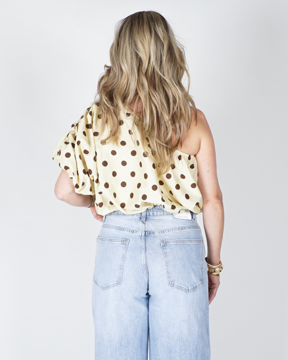 ONE SHOULDER POLKA DOT TOP LICHTGEEL