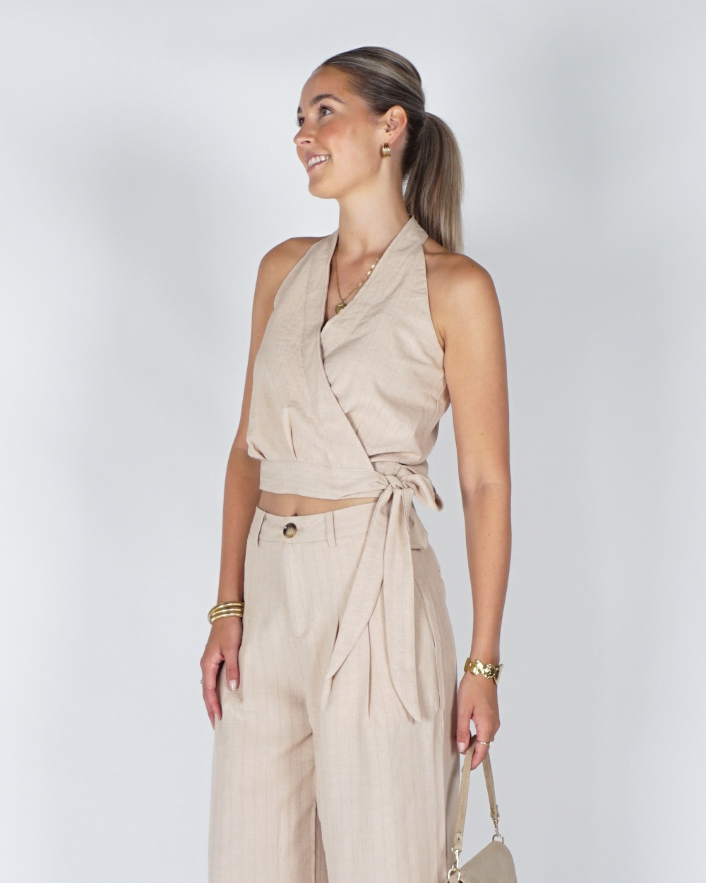 TOP MET OVERSLAG EN STRIK BEIGE