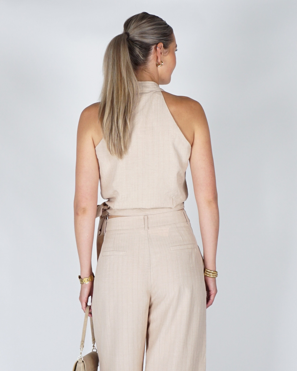 TOP MET OVERSLAG EN STRIK BEIGE