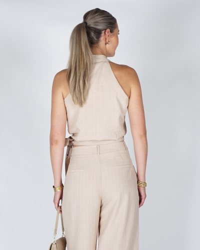 TOP MET OVERSLAG EN STRIK BEIGE