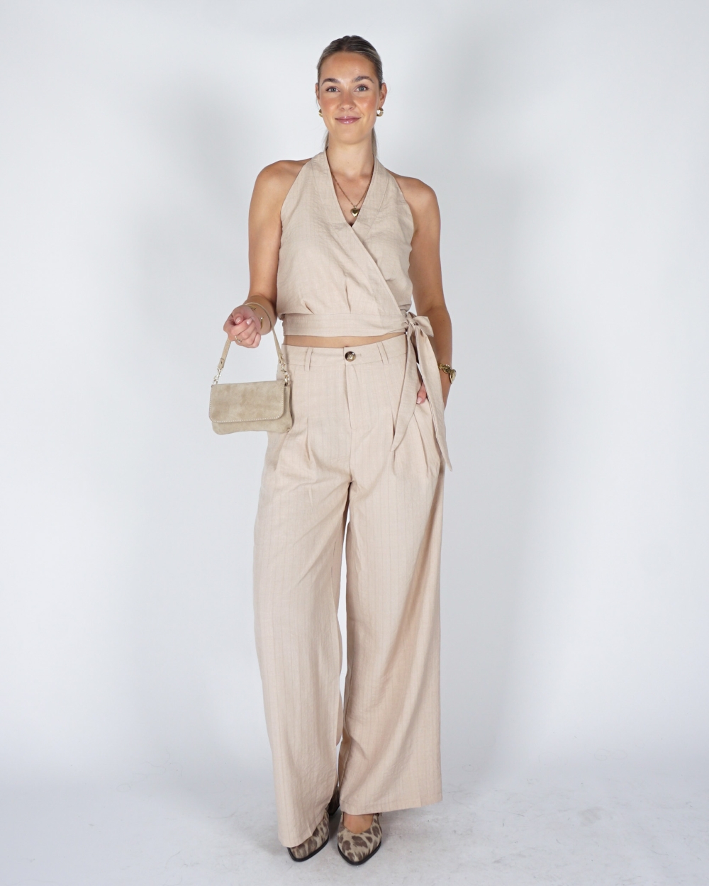 TOP MET OVERSLAG EN STRIK BEIGE