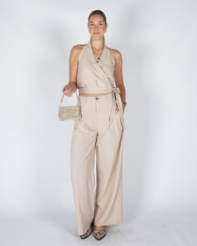 TOP MET OVERSLAG EN STRIK BEIGE