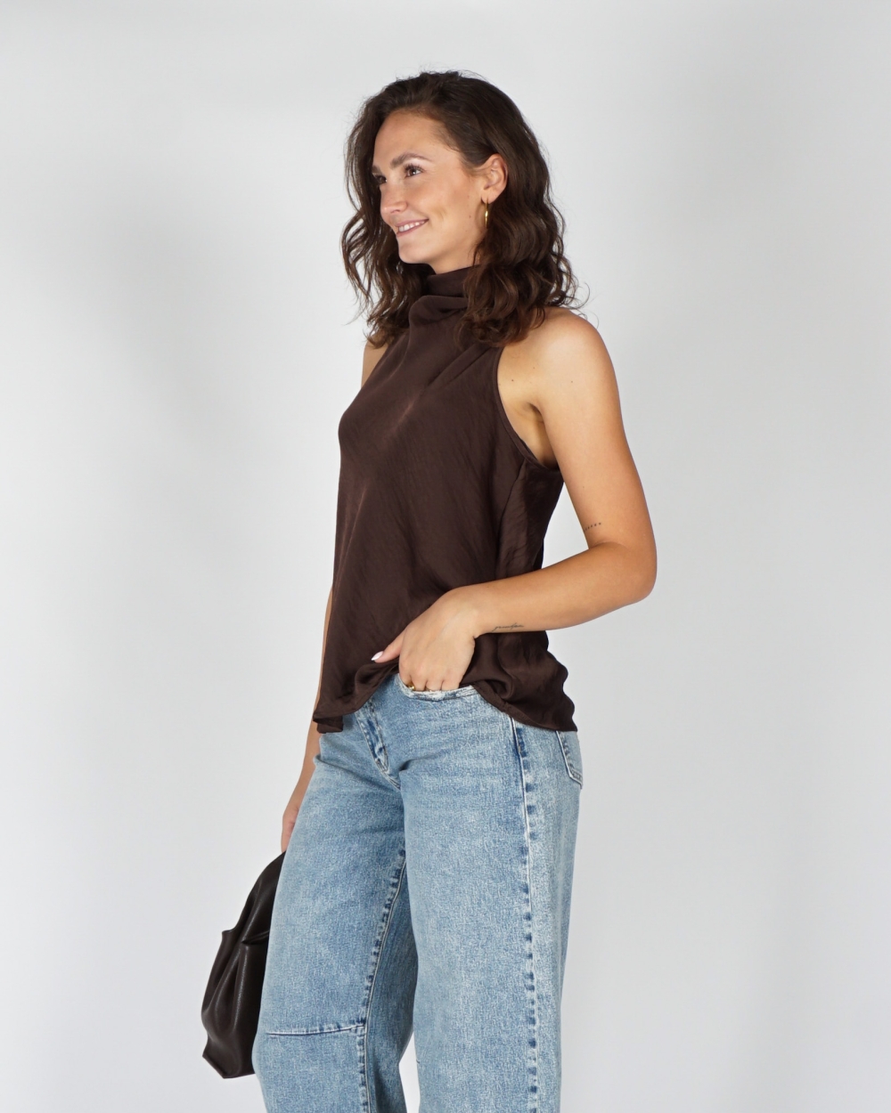 HOOGGESLOTEN TOP MET STRIK BRUIN