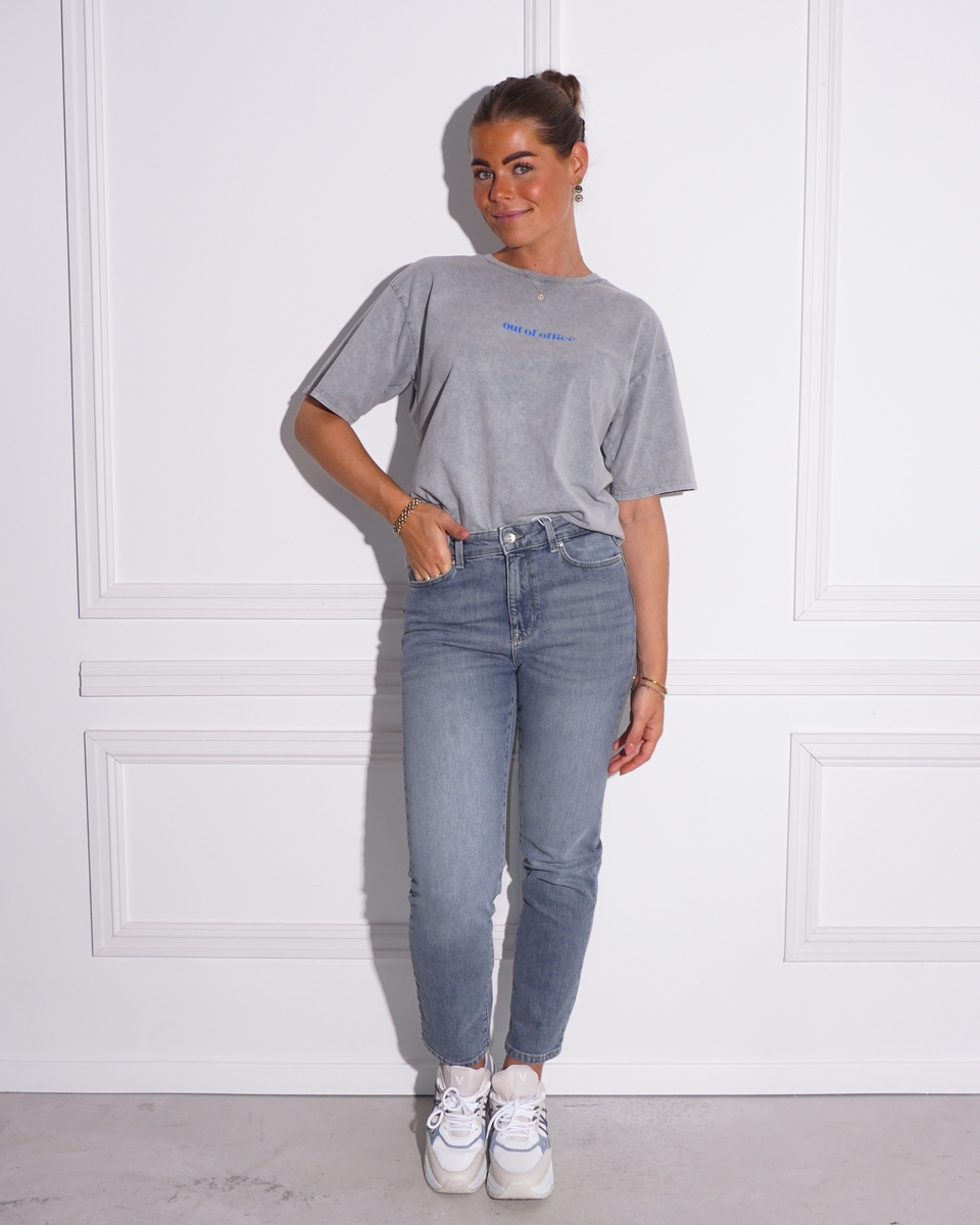 T-SHIRT OUT OF OFFICE GRIJS