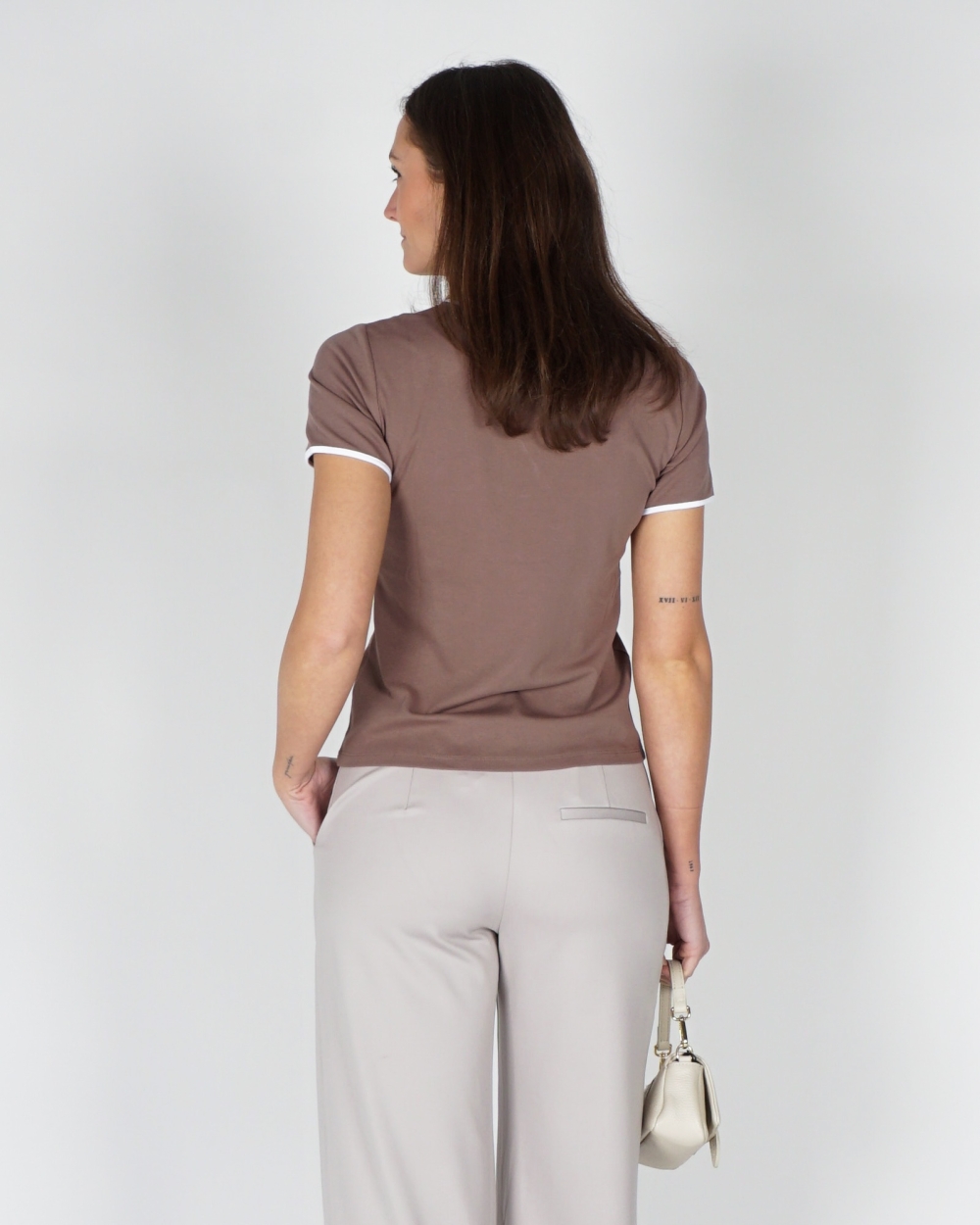 T-SHIRT MET CONTRASTERENDE BIES TAUPE