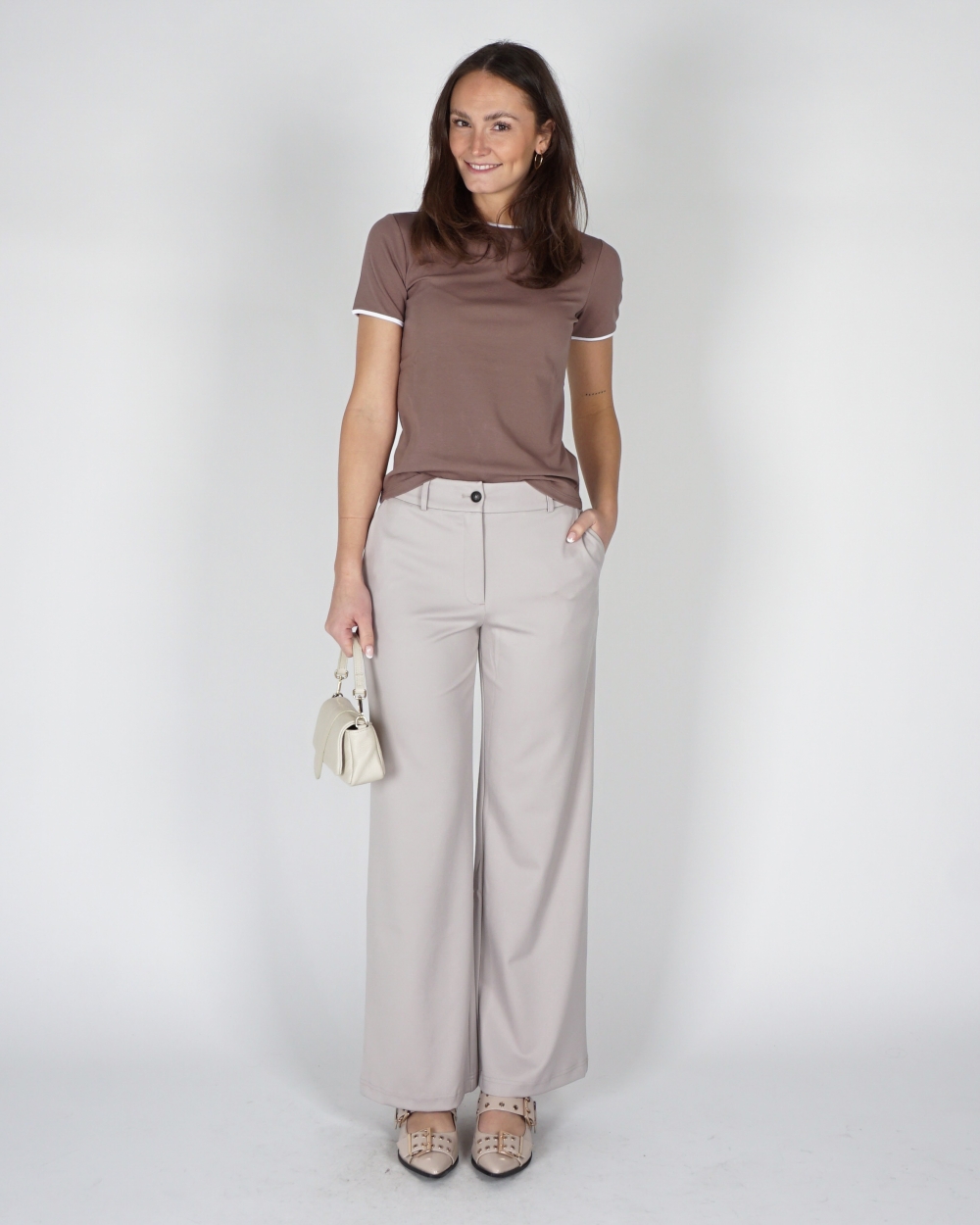 T-SHIRT MET CONTRASTERENDE BIES TAUPE