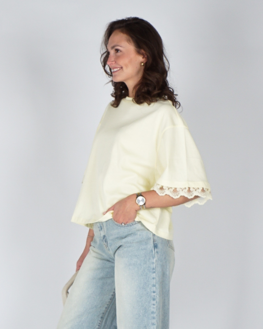 BOXY T-SHIRT MET KANTEN MOUWEN GEEL