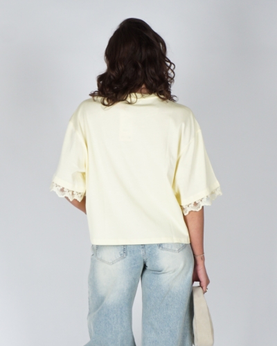 BOXY T-SHIRT MET KANTEN MOUWEN GEEL