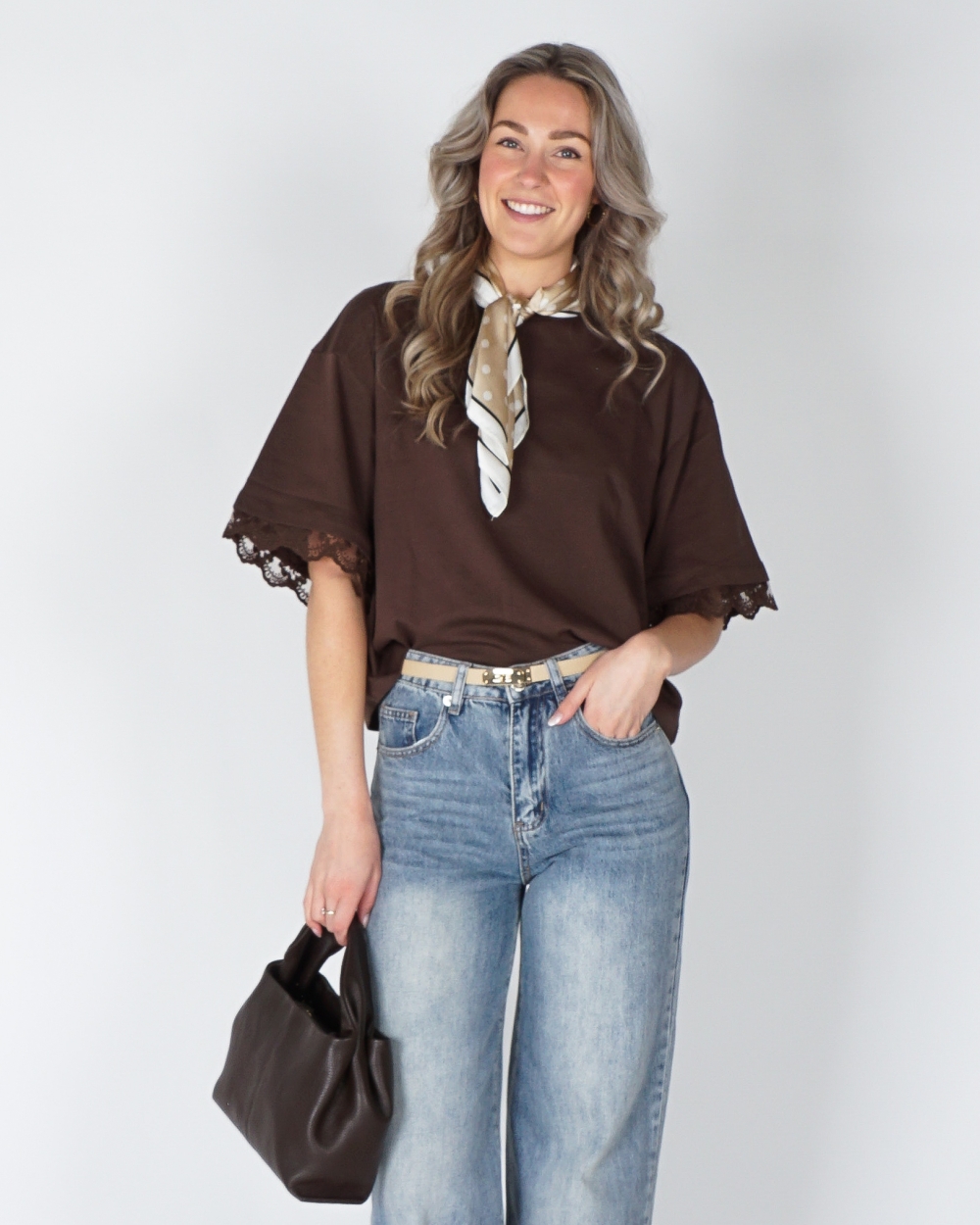 BOXY T-SHIRT MET KANTEN MOUWEN BRUIN