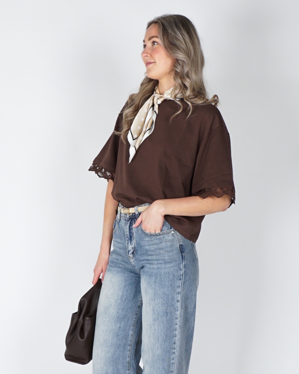 BOXY T-SHIRT MET KANTEN MOUWEN BRUIN