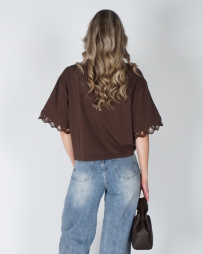 BOXY T-SHIRT MET KANTEN MOUWEN BRUIN