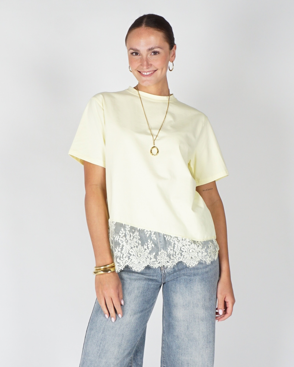 T-SHIRT MET KANT LICHT GEEL