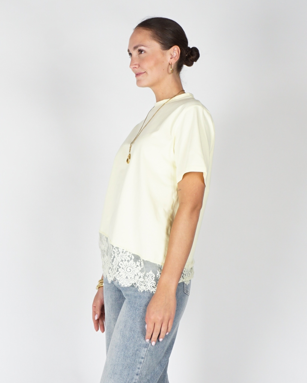 T-SHIRT MET KANT LICHT GEEL