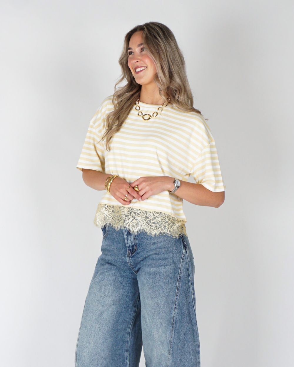 GESTREEPT T-SHIRT MET KANT GEEL