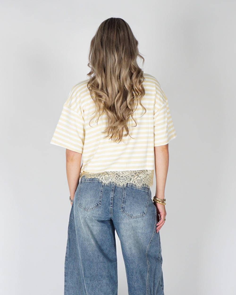 GESTREEPT T-SHIRT MET KANT GEEL