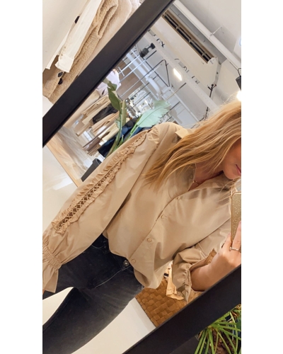 BEIGE BLOUSE MET DETAILS