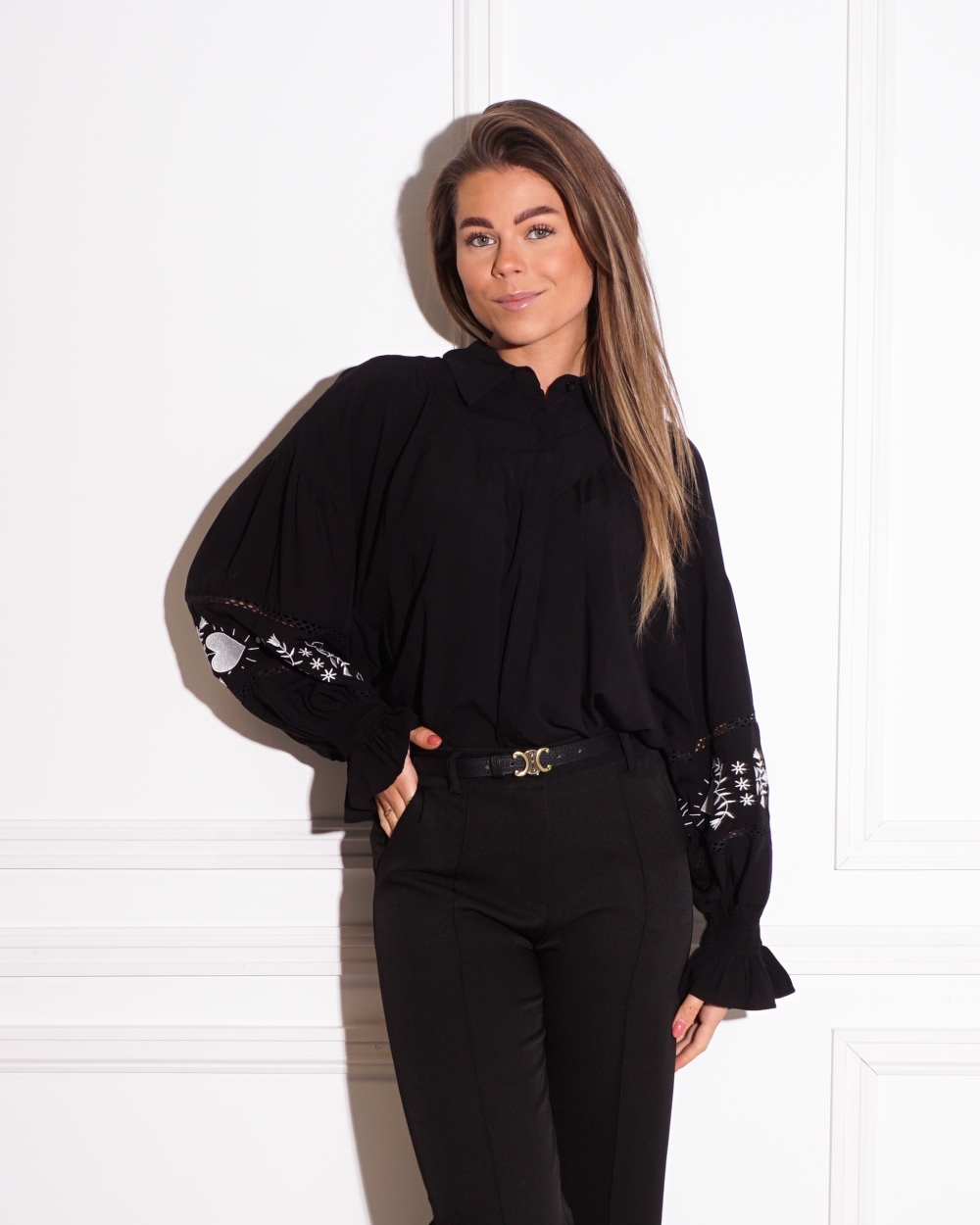 BLOUSE MET BRODERIE ROSIE ZWART