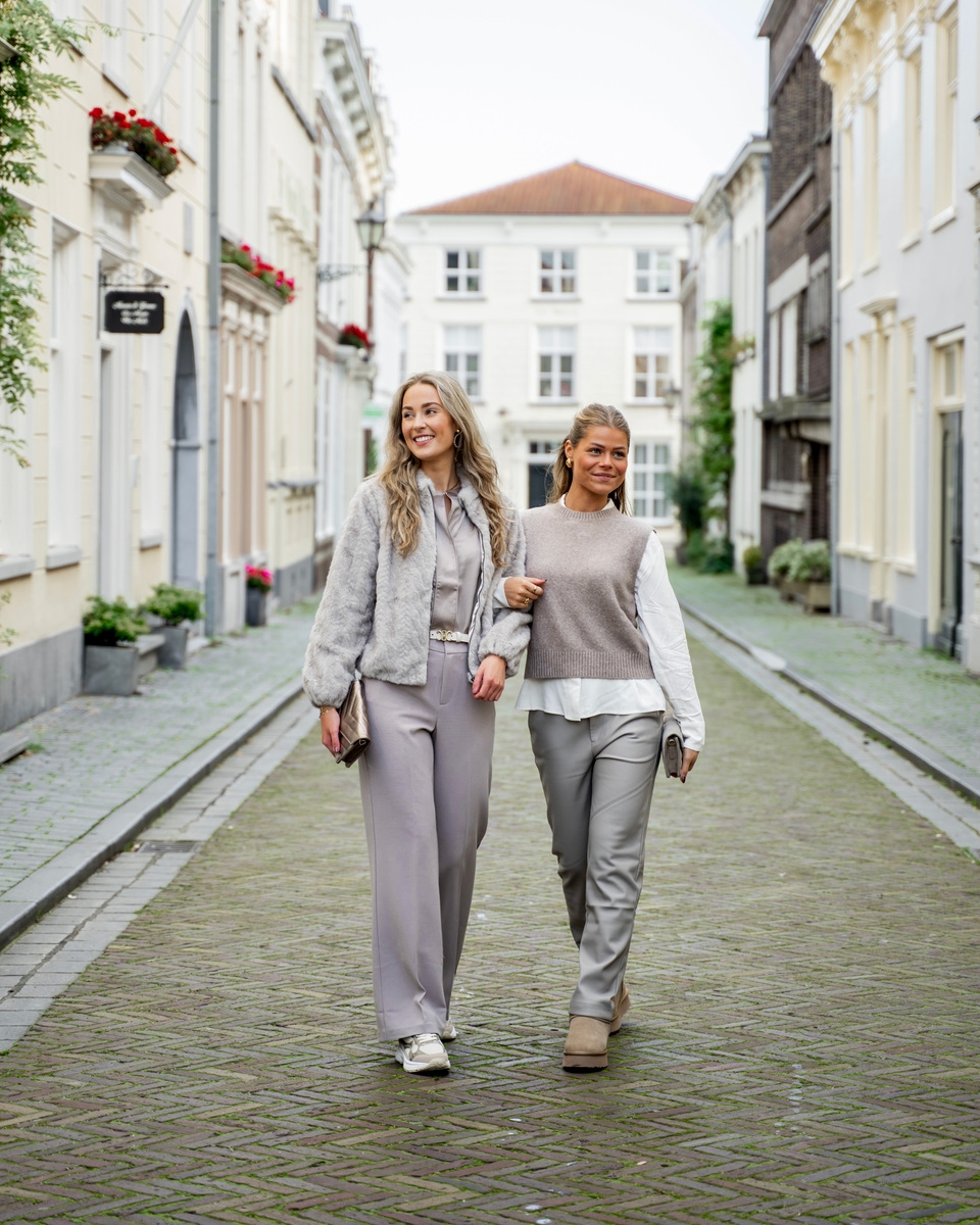 SATIJNEN BLOUSE MET V-HALS TAUPE