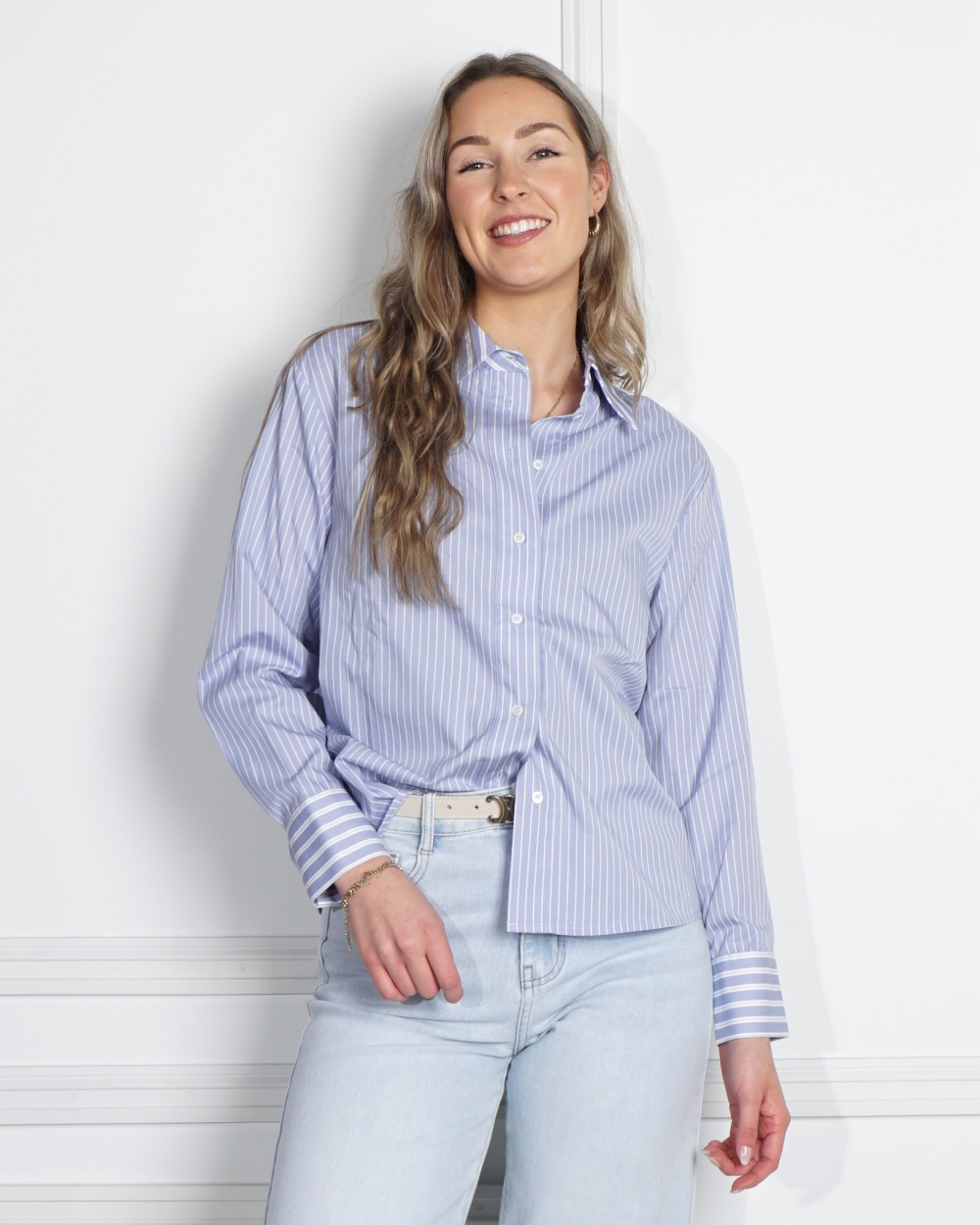 GESTREEPTE OVERSIZED BLOUSE BLAUW