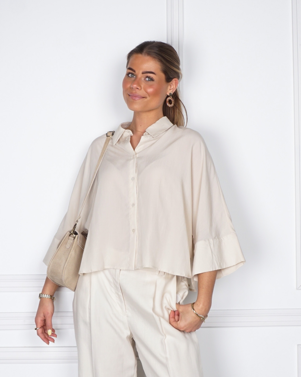 KORTE BLOUSE WIJDE MOUWEN BEIGE