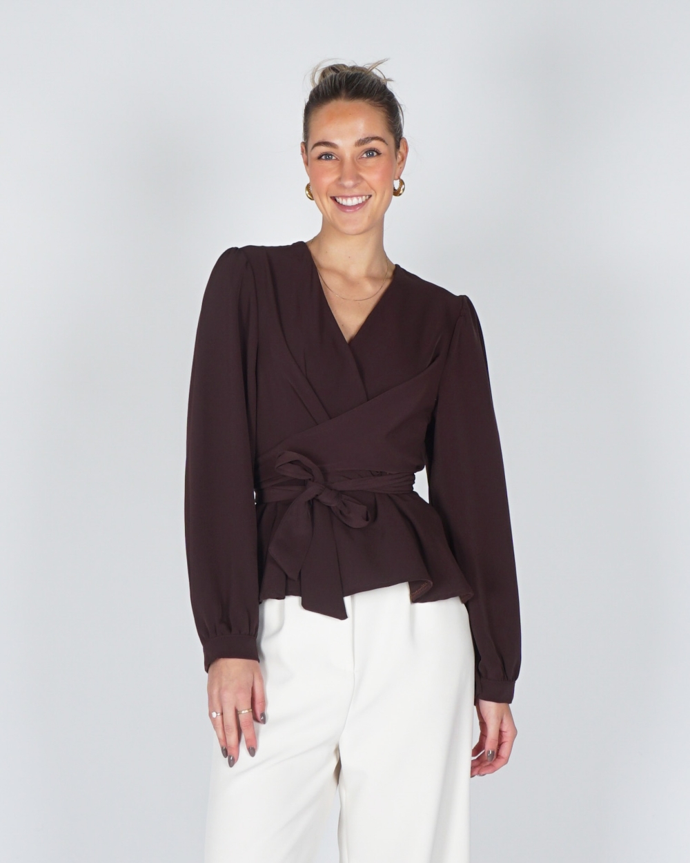 WIKKELBLOUSE MET KNOOP BRUIN