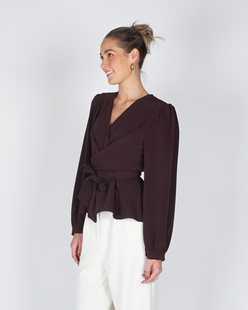 WIKKELBLOUSE MET KNOOP BRUIN