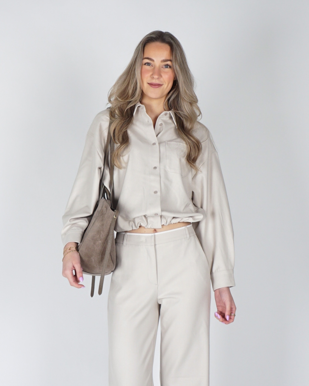 BLOUSE MET ASYMMETRISCHE SLUITING BEIGE