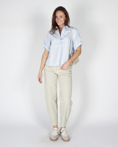 BLOUSE MET OMGESLAGEN MOUWEN LICHT BLAUW