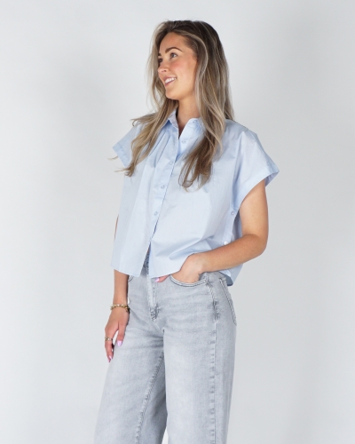 MOUWLOZE BLOUSE MET KNOOPDETAIL LICHT BLAUW