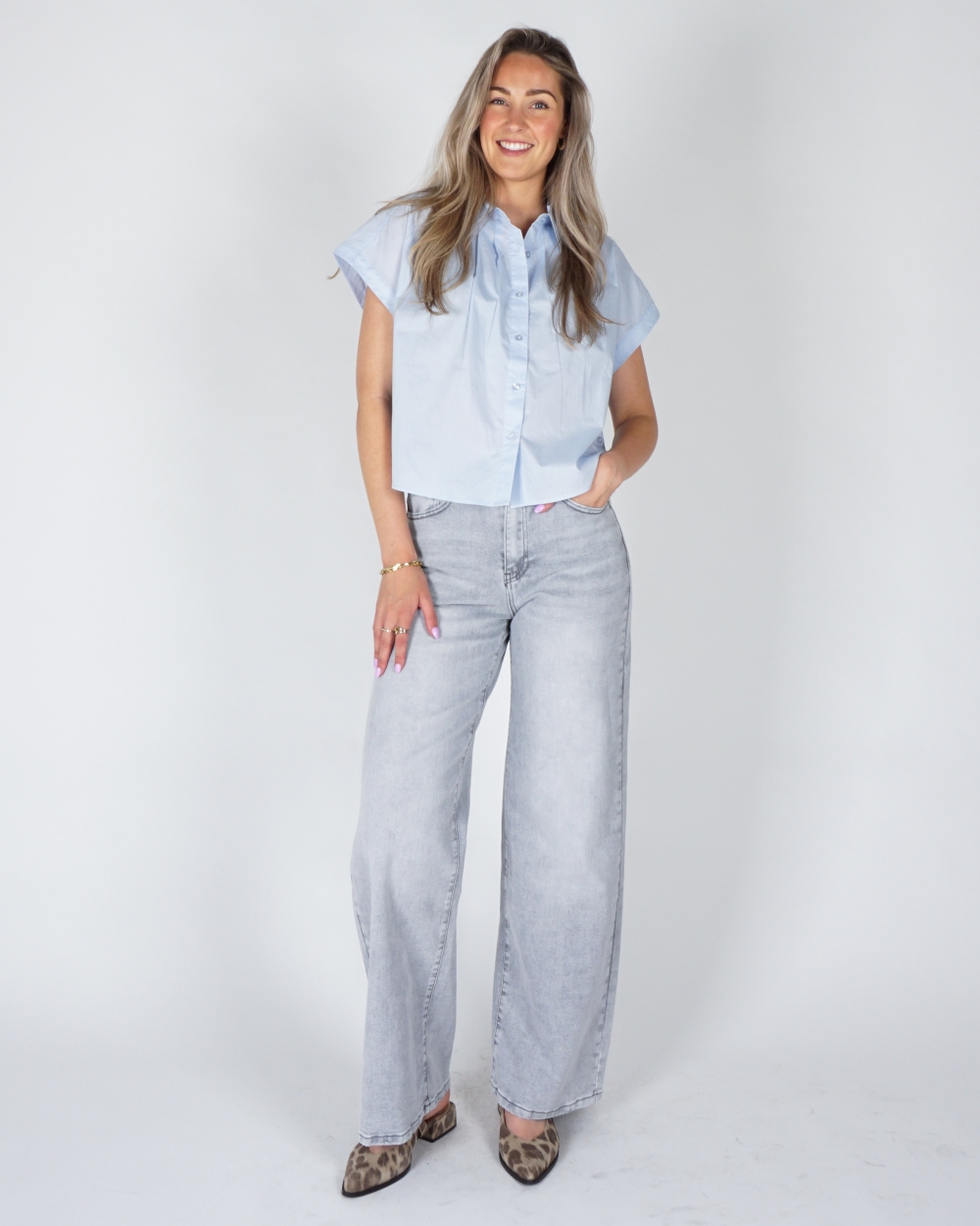 MOUWLOZE BLOUSE MET KNOOPDETAIL LICHT BLAUW