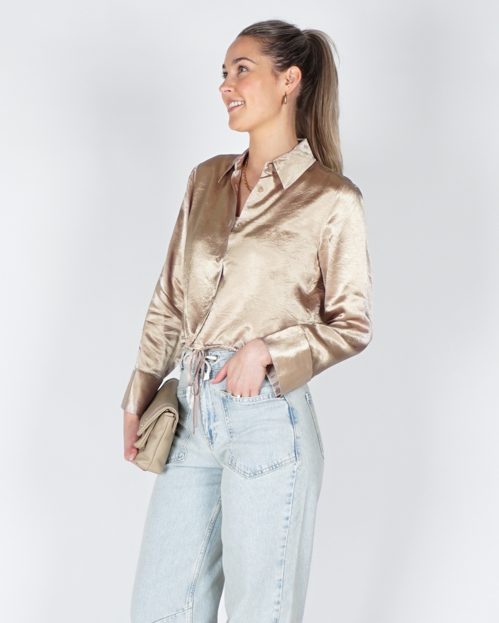 SATIJNEN BLOUSE MET TREKKOORD BEIGE