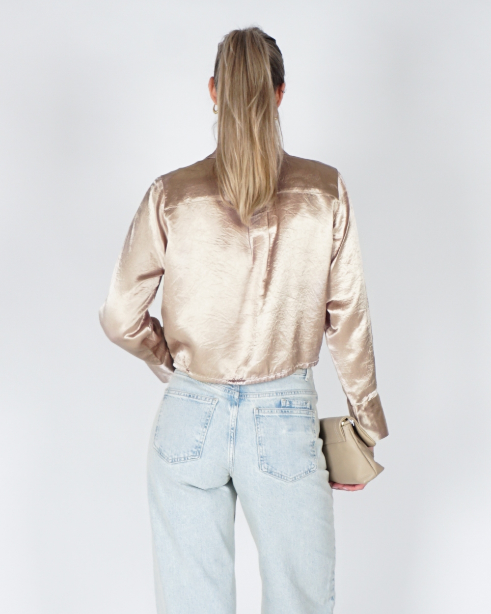 SATIJNEN BLOUSE MET TREKKOORD BEIGE