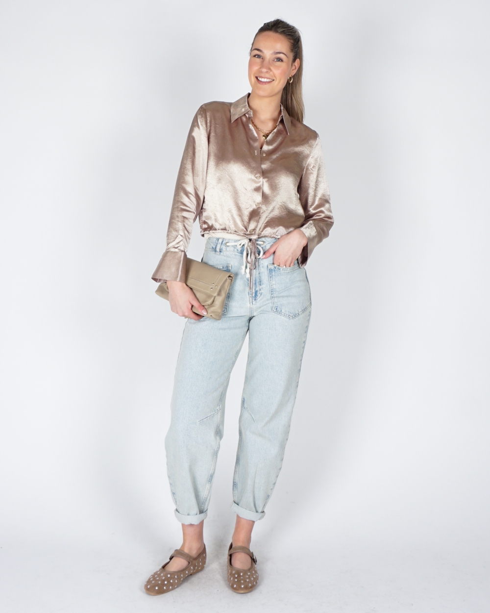 SATIJNEN BLOUSE MET TREKKOORD BEIGE