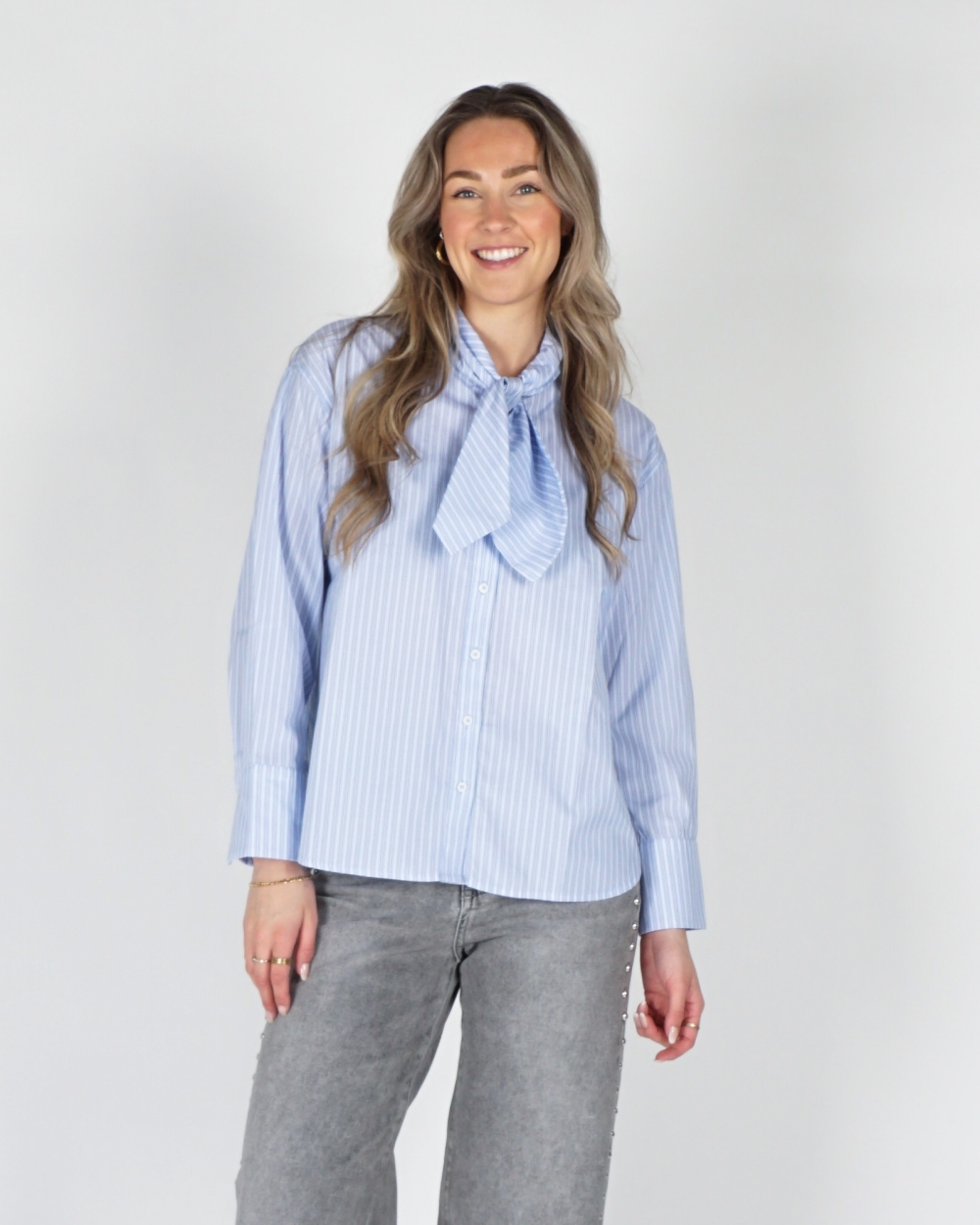 BLOUSE DISAKO BOW BLAUW WIT