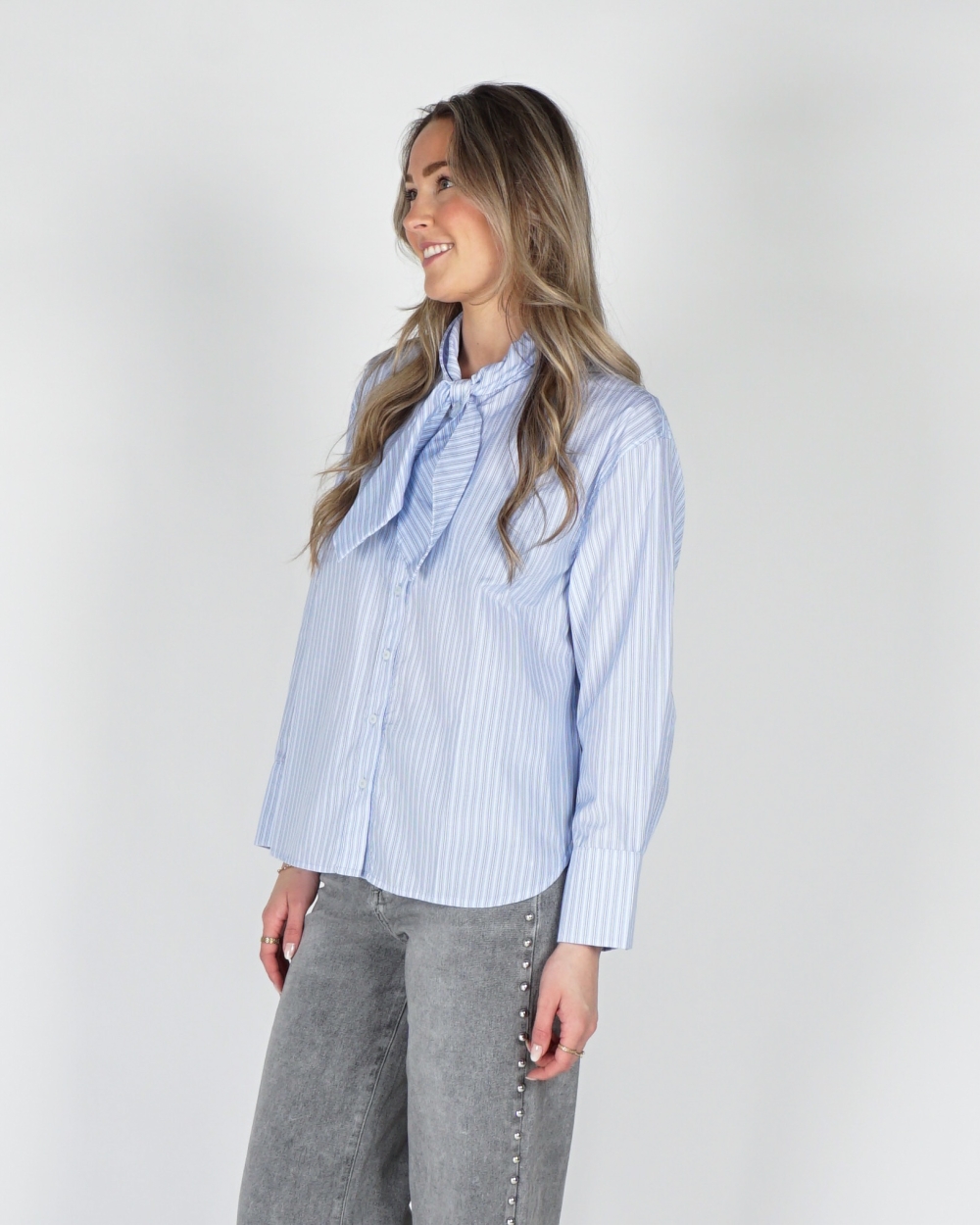 BLOUSE DISAKO BOW BLAUW WIT
