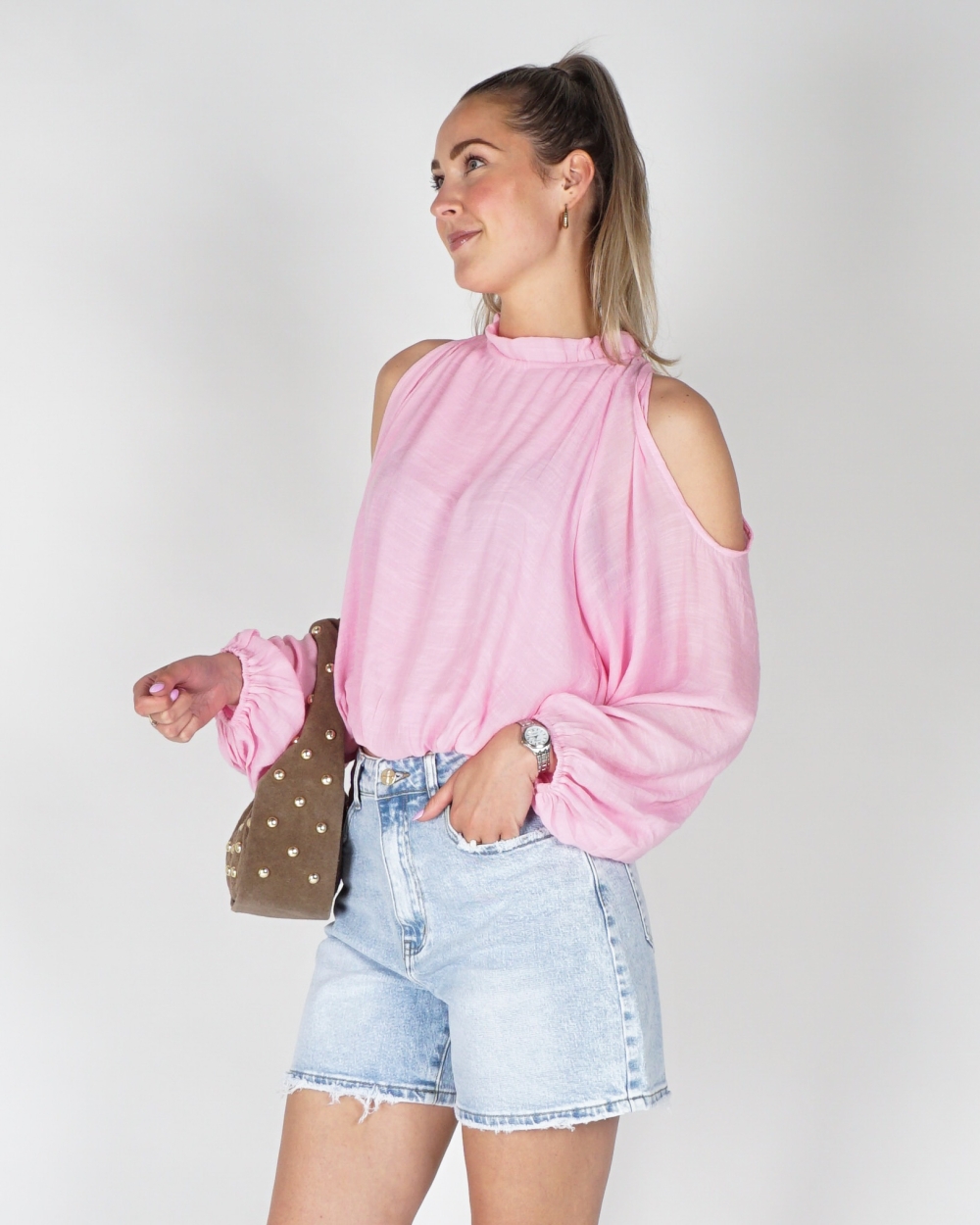 BLOUSE MET OPEN SCHOUDER LICHTROZE